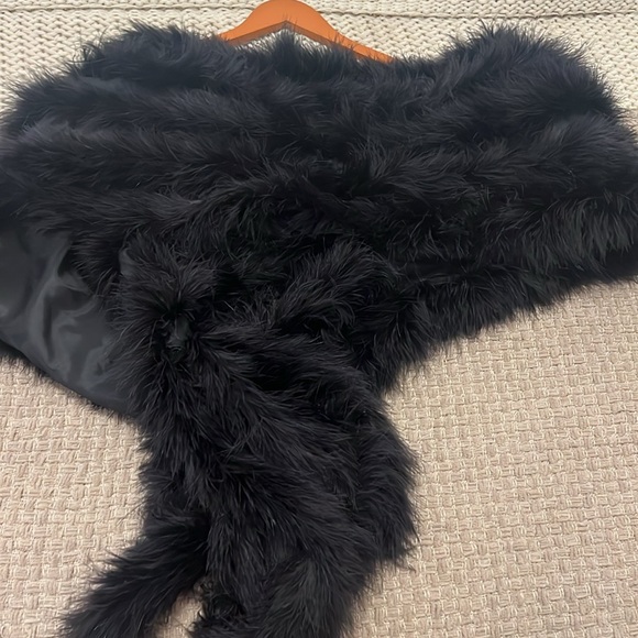 Black feathers shawl - Picture 6 of 13